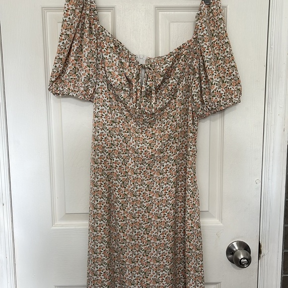 Women’s off the shoulder flower print dress size medium. Check out video. - Picture 3 of 5